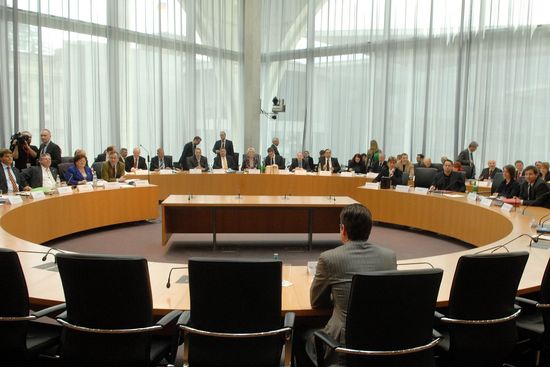 Leute im Ausschusssaal