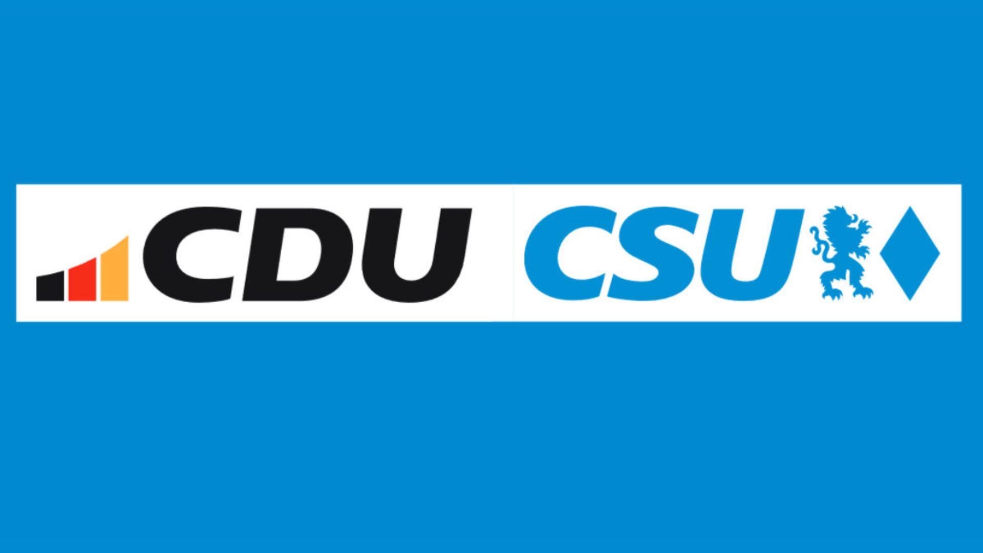 ein weißer Balken auf blauem Hintergrund. In dem Balken stehen CDU und CSU.